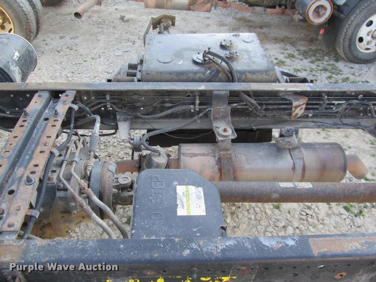 image for item J2633 2005 Isuzu NQR truck cab and chassis