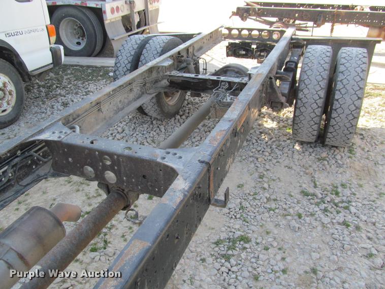 image for item J2633 2005 Isuzu NQR truck cab and chassis