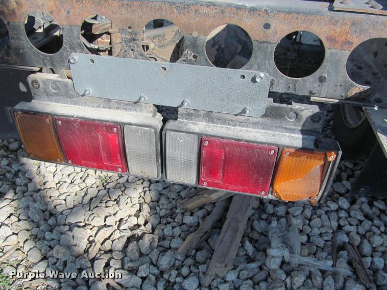 image for item J2633 2005 Isuzu NQR truck cab and chassis