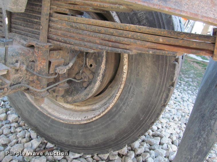 image for item J2633 2005 Isuzu NQR truck cab and chassis