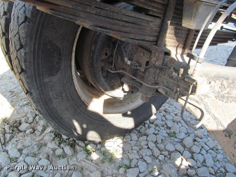 image for item J2633 2005 Isuzu NQR truck cab and chassis