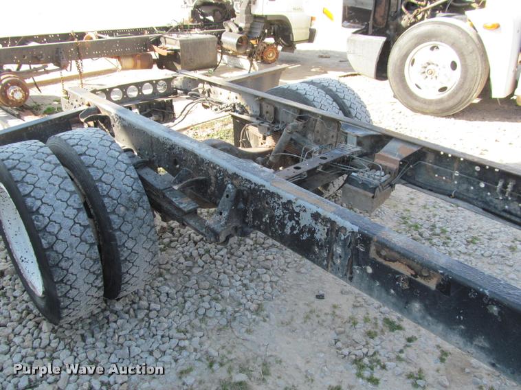 image for item J2633 2005 Isuzu NQR truck cab and chassis