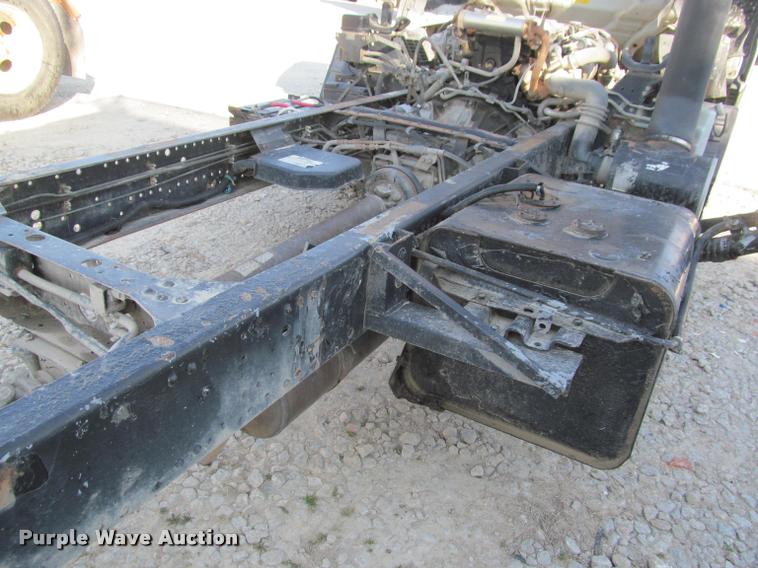 image for item J2633 2005 Isuzu NQR truck cab and chassis