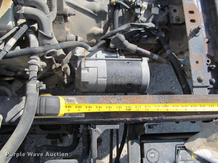 image for item J2633 2005 Isuzu NQR truck cab and chassis