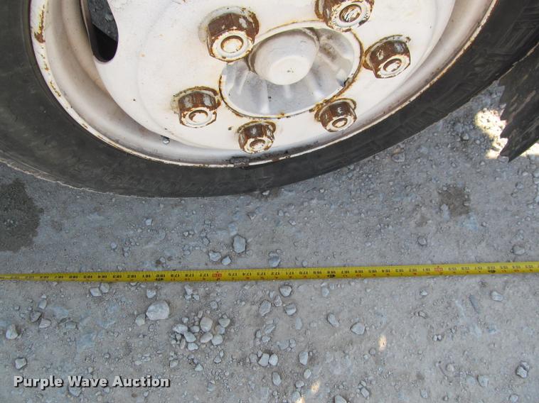 image for item J2633 2005 Isuzu NQR truck cab and chassis