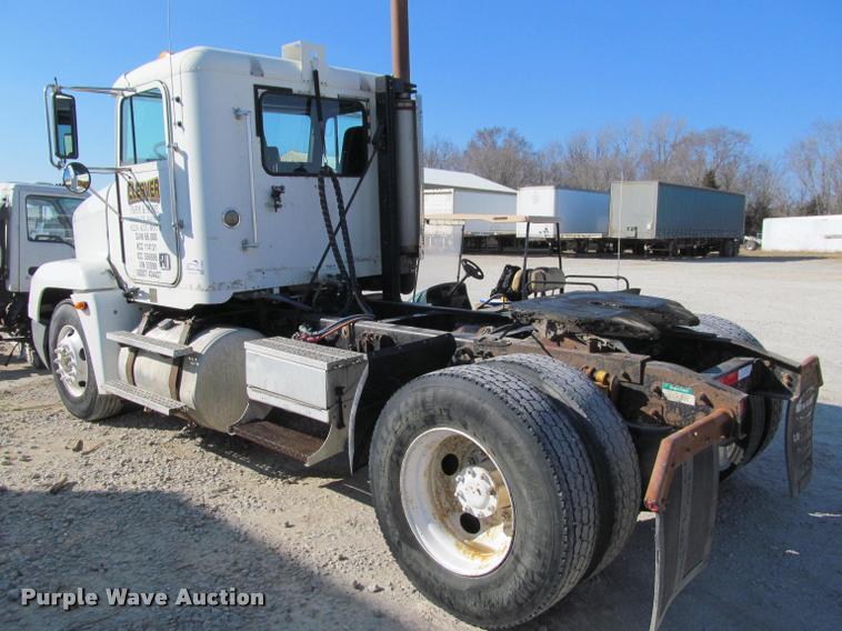 image for item J2634 1999 Freightliner FLD semi truck