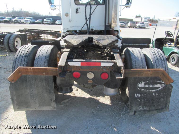 image for item J2634 1999 Freightliner FLD semi truck