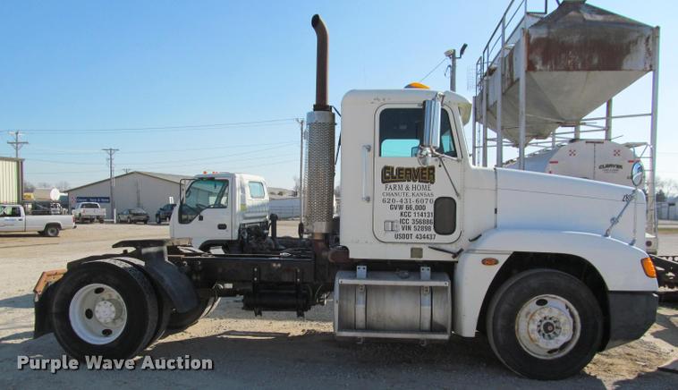 image for item J2634 1999 Freightliner FLD semi truck