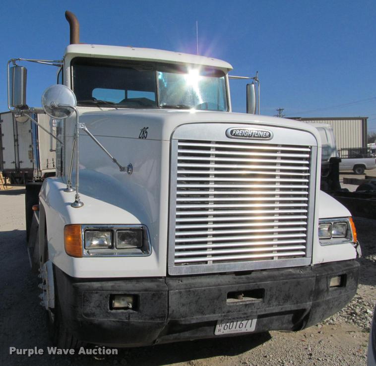 image for item J2634 1999 Freightliner FLD semi truck