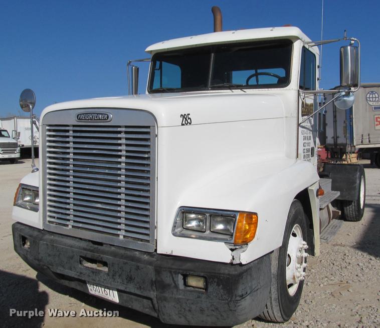 image for item J2634 1999 Freightliner FLD semi truck
