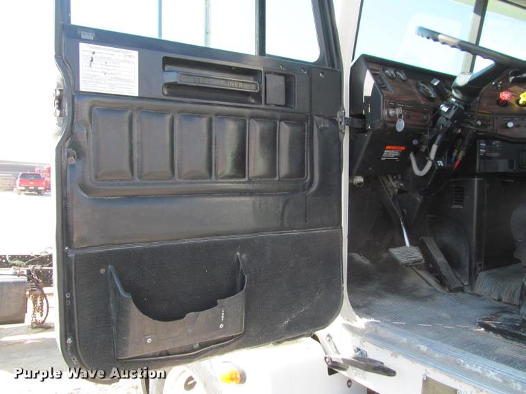 image for item J2634 1999 Freightliner FLD semi truck