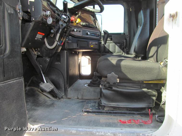 image for item J2634 1999 Freightliner FLD semi truck