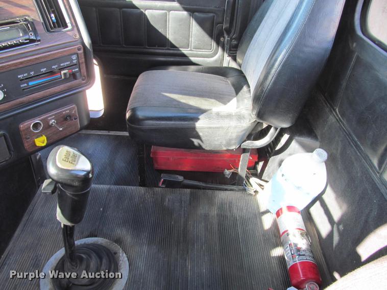 image for item J2634 1999 Freightliner FLD semi truck