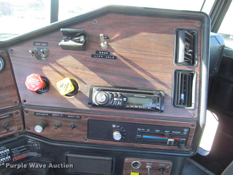 image for item J2634 1999 Freightliner FLD semi truck