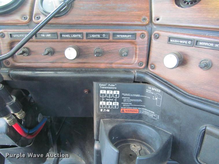 image for item J2634 1999 Freightliner FLD semi truck