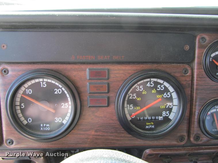 image for item J2634 1999 Freightliner FLD semi truck