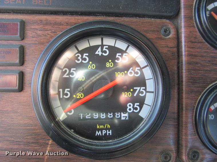 image for item J2634 1999 Freightliner FLD semi truck