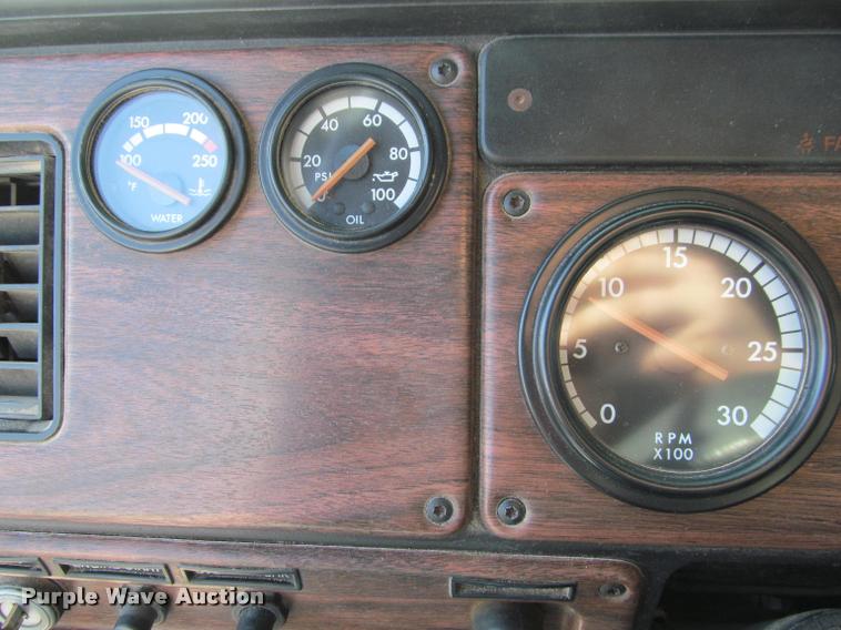 image for item J2634 1999 Freightliner FLD semi truck