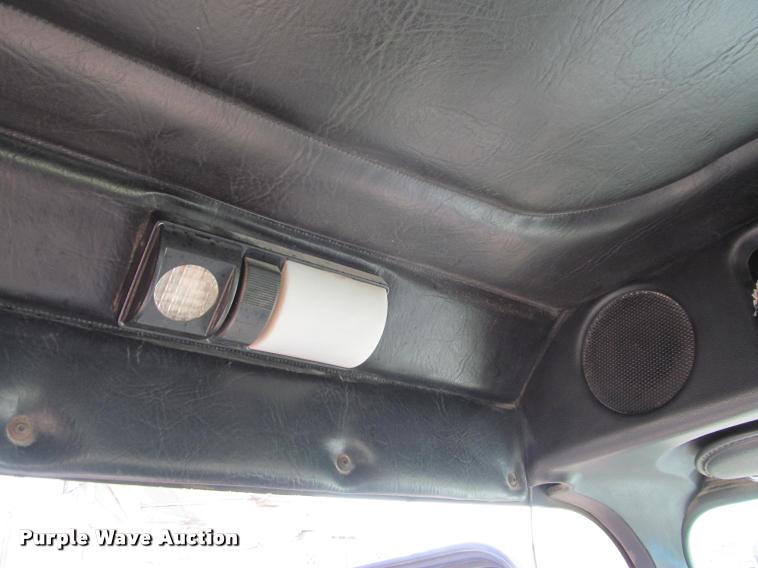 image for item J2634 1999 Freightliner FLD semi truck