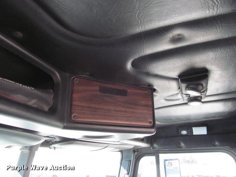 image for item J2634 1999 Freightliner FLD semi truck