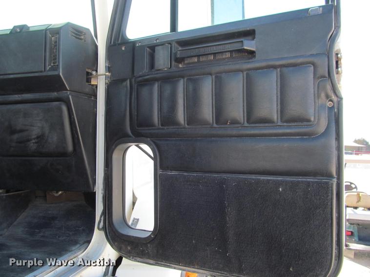 image for item J2634 1999 Freightliner FLD semi truck