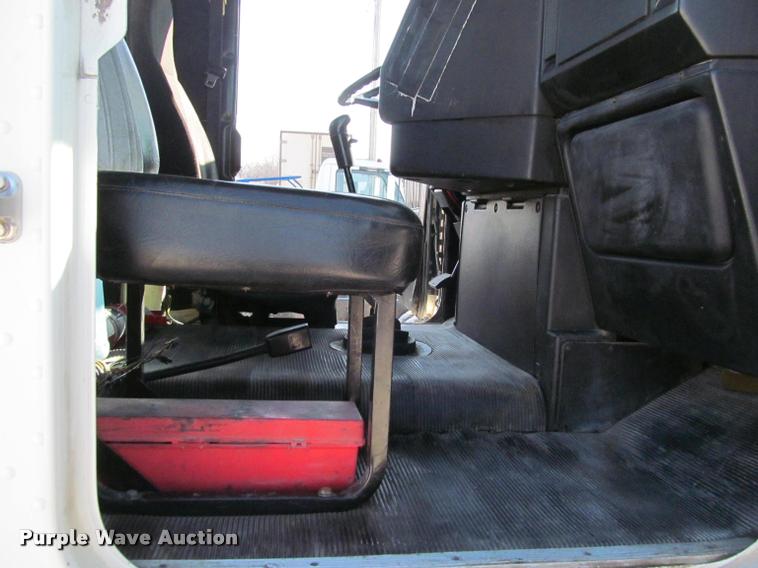 image for item J2634 1999 Freightliner FLD semi truck