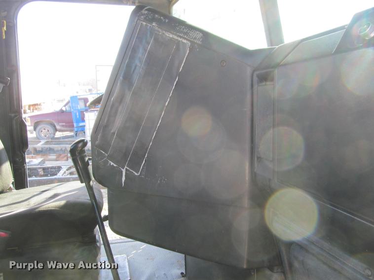 image for item J2634 1999 Freightliner FLD semi truck