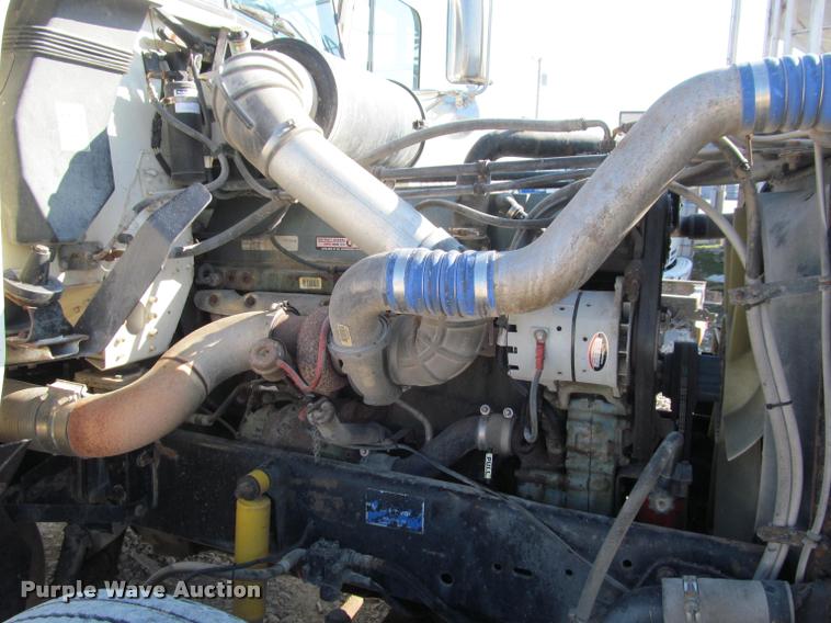 image for item J2634 1999 Freightliner FLD semi truck