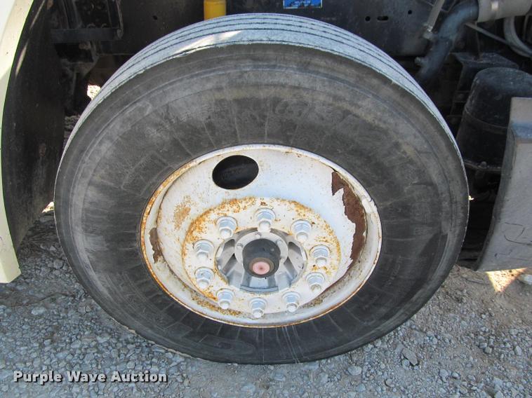 image for item J2634 1999 Freightliner FLD semi truck