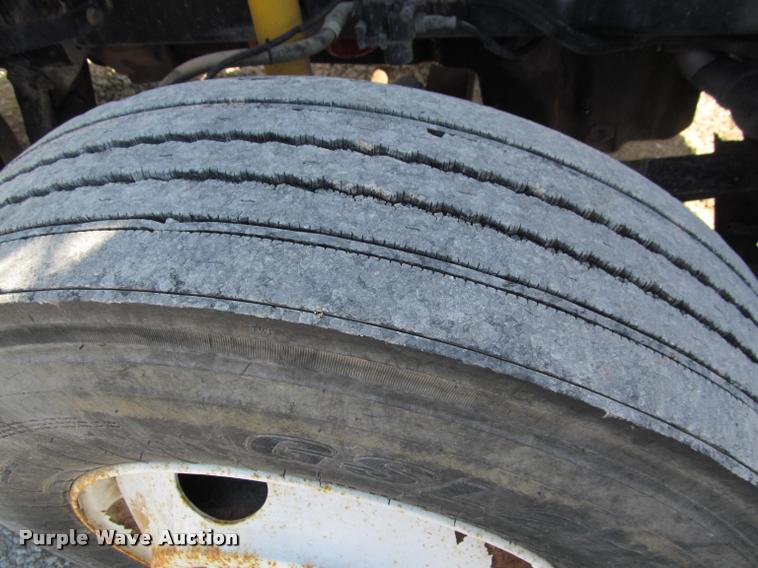 image for item J2634 1999 Freightliner FLD semi truck