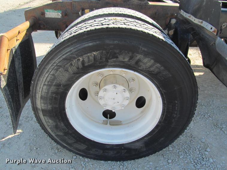 image for item J2634 1999 Freightliner FLD semi truck