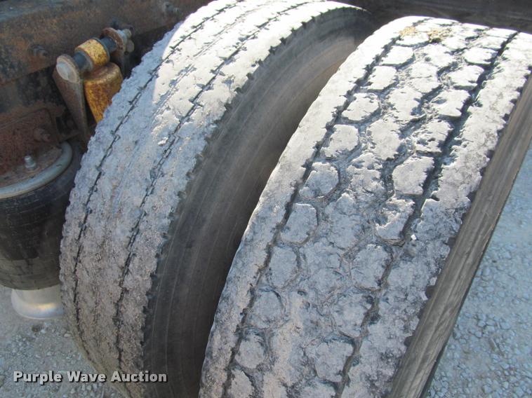 image for item J2634 1999 Freightliner FLD semi truck