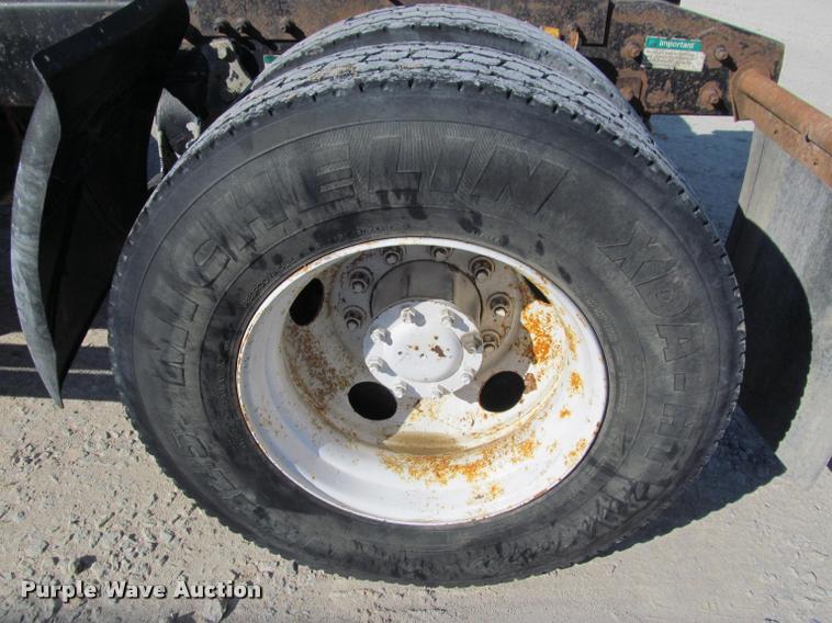 image for item J2634 1999 Freightliner FLD semi truck