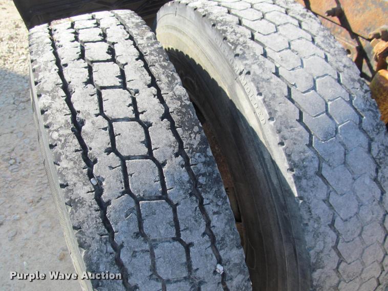 image for item J2634 1999 Freightliner FLD semi truck