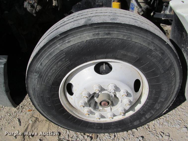 image for item J2634 1999 Freightliner FLD semi truck