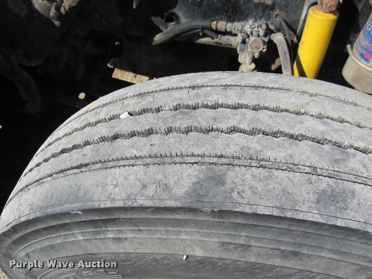 image for item J2634 1999 Freightliner FLD semi truck