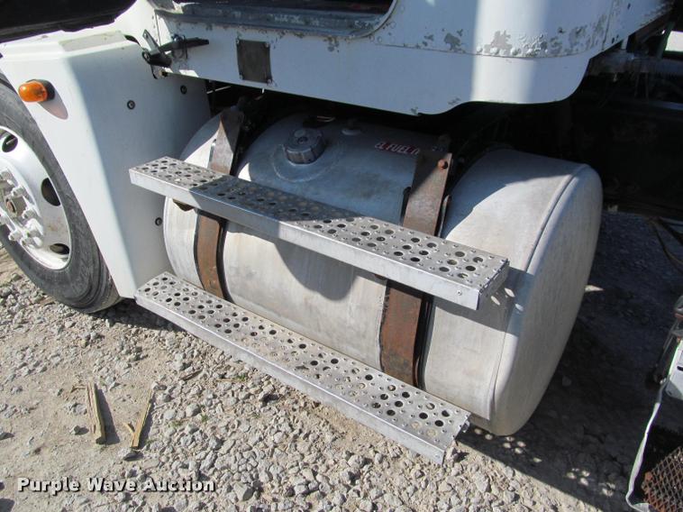 image for item J2634 1999 Freightliner FLD semi truck