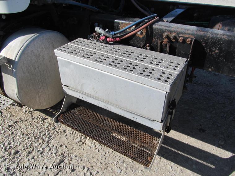 image for item J2634 1999 Freightliner FLD semi truck