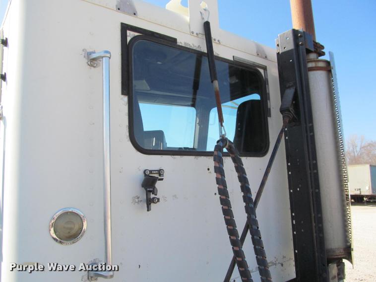 image for item J2634 1999 Freightliner FLD semi truck