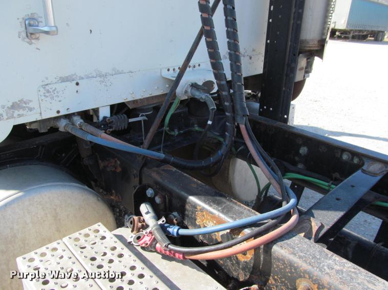 image for item J2634 1999 Freightliner FLD semi truck