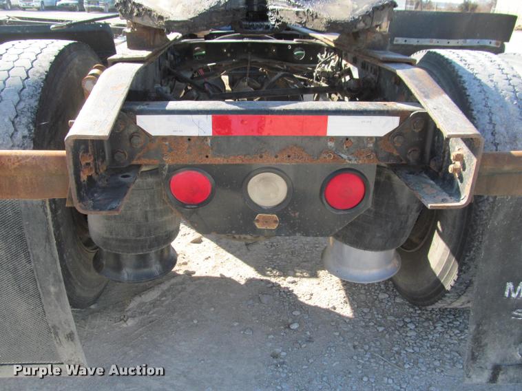 image for item J2634 1999 Freightliner FLD semi truck