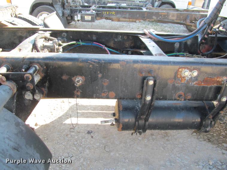 image for item J2634 1999 Freightliner FLD semi truck