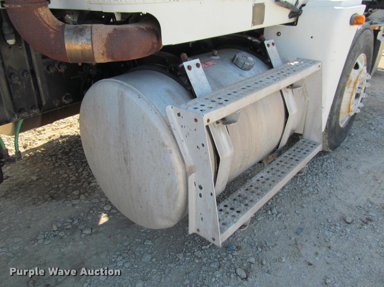 image for item J2634 1999 Freightliner FLD semi truck