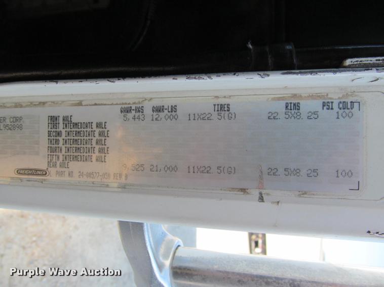 image for item J2634 1999 Freightliner FLD semi truck