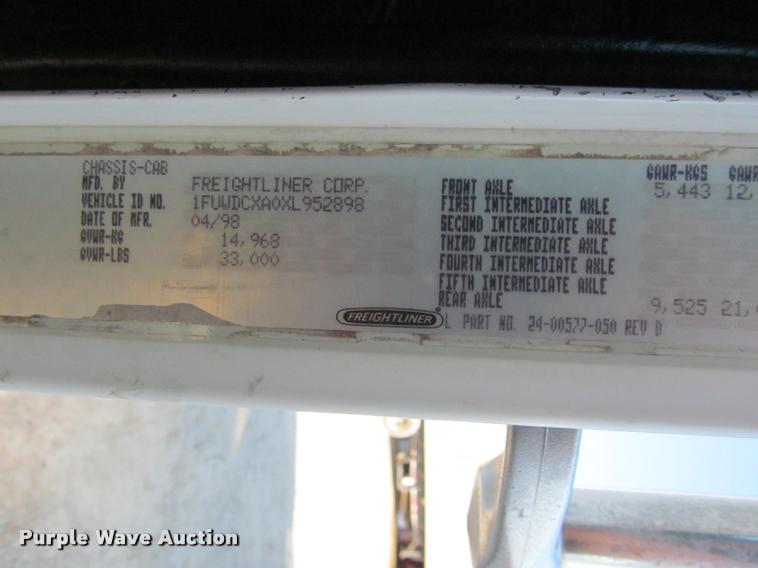 image for item J2634 1999 Freightliner FLD semi truck