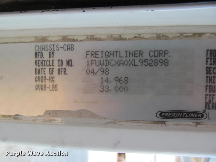 image for item J2634 1999 Freightliner FLD semi truck