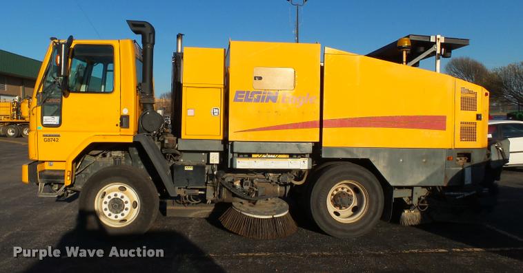 image for item K3319 2001 Sterling SC8000 street sweeper truck