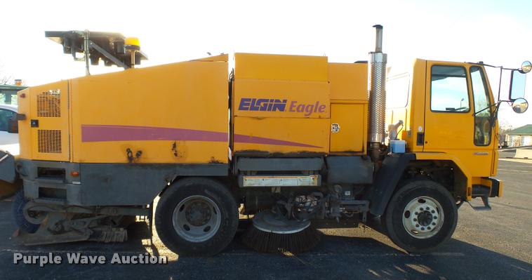 image for item K3319 2001 Sterling SC8000 street sweeper truck