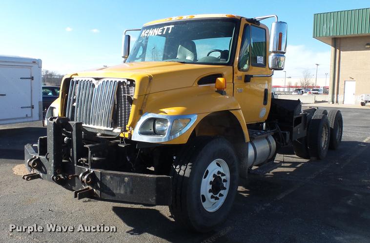 image for item K3322 2006 International 7400 truck cab and chassis