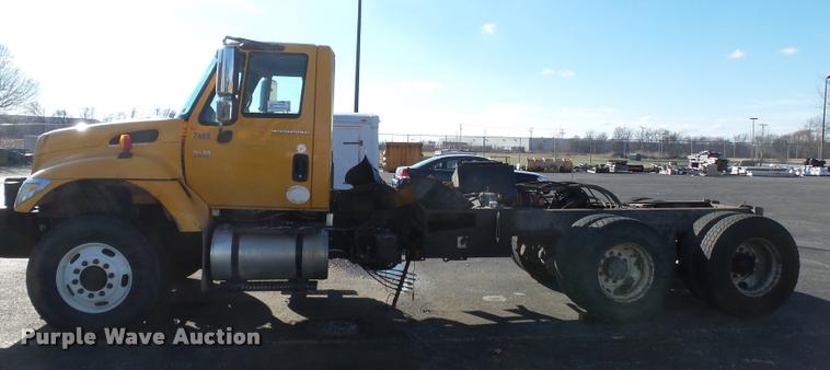 image for item K3322 2006 International 7400 truck cab and chassis